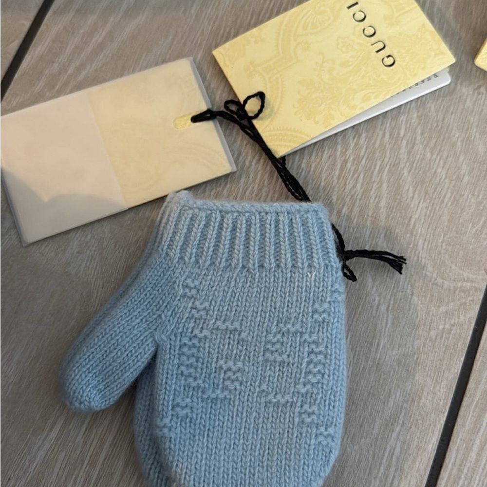 Brand new Gucci Baby Blue Knit Mittens